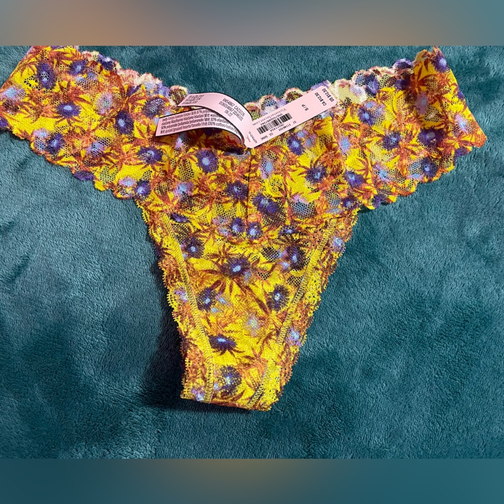 Flowery lacy thong Victoria’s Secret Size small hippy
